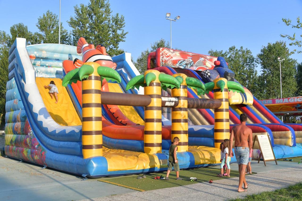 Isamar Holiday Village Ca Lino Eksteriør bilde Inflatable slide