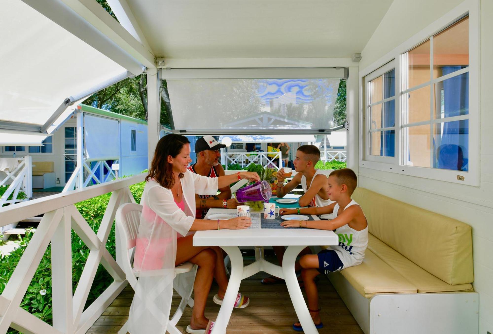 Isamar Holiday Village Ca Lino Eksteriør bilde Family at a table