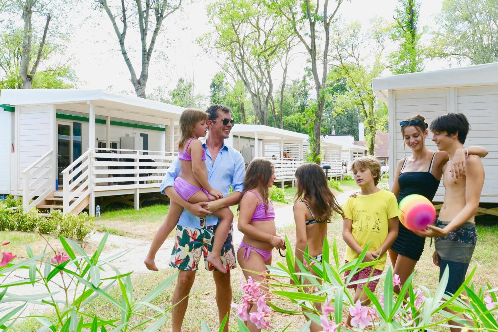 Isamar Holiday Village Ca Lino Eksteriør bilde Families at a campsite