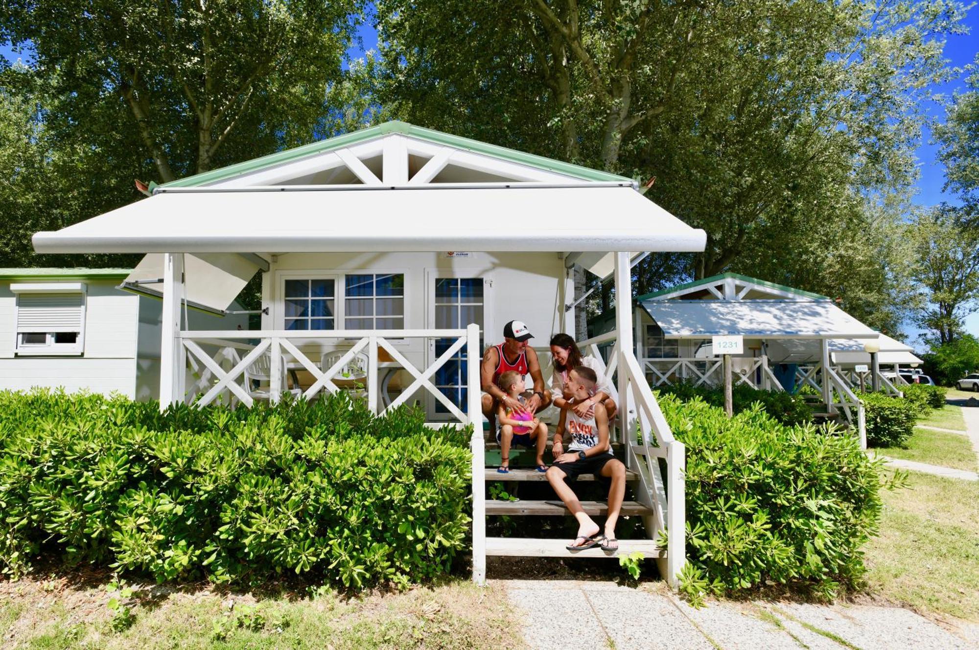 Isamar Holiday Village Ca Lino Rom bilde A family at a mobile home in a campsite